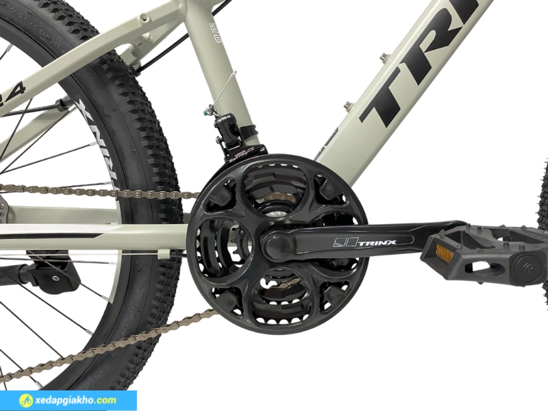 Gồm có 3 tầng dĩa- Shimano Tourney- Hợp Kim Thép , cốt vuông bạc đạn