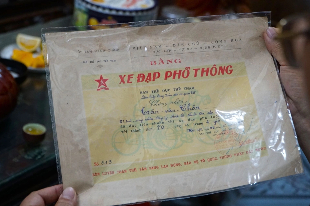 Người Đàn Ông Giữ Cả “Lịch Sử Xe Đạp” Trong Nhà 23 Tấm bằng lái xe đạp được cấp từ năm 1960