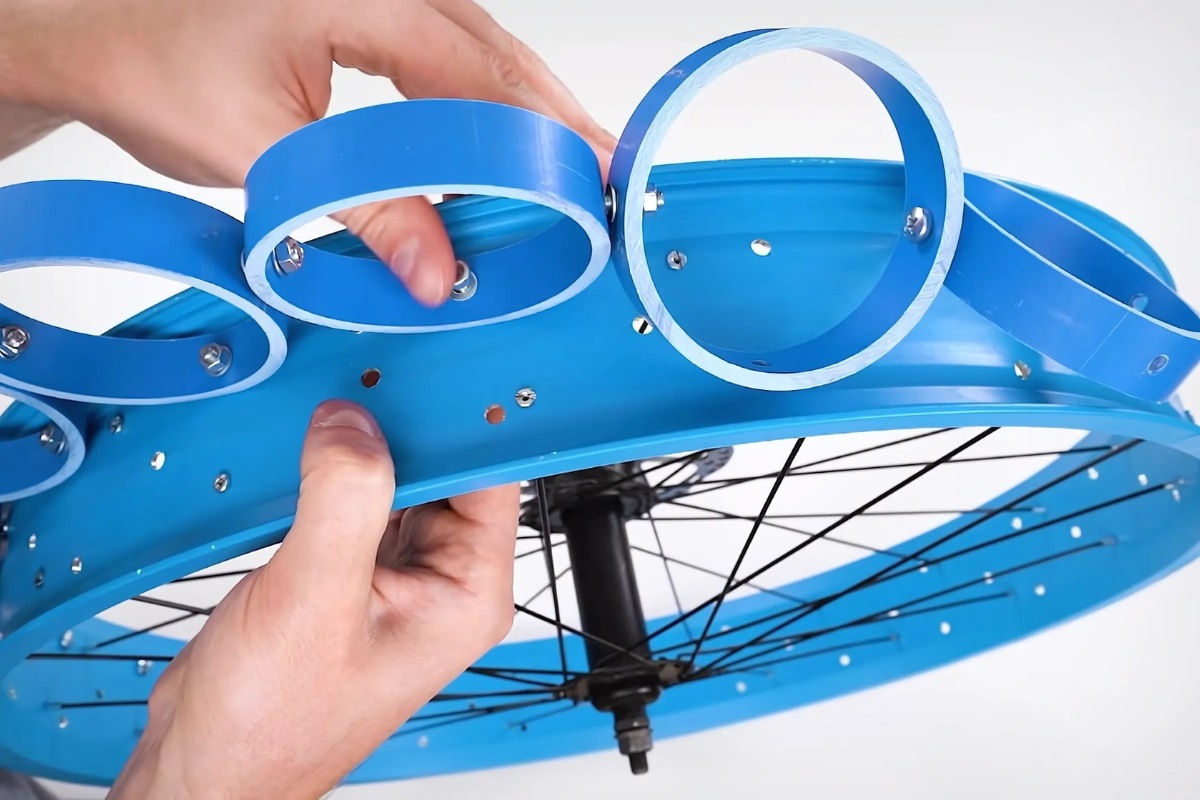 Độc Lạ Lốp Xe Đạp Chế Tạo Từ Ống Nhựa 5 Tiến hành lắp ráp lên vành