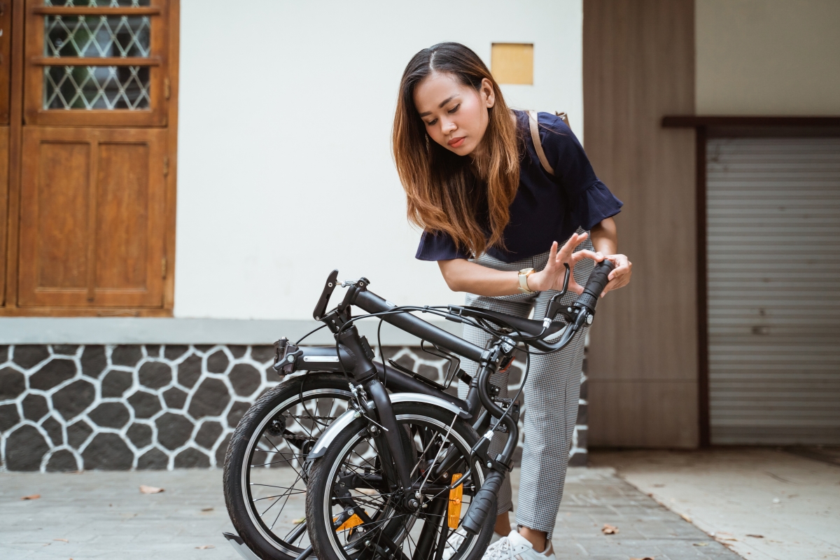 Kiểm tra từng bộ phận của xe đạp gấp Nhật cũ trước khi mua