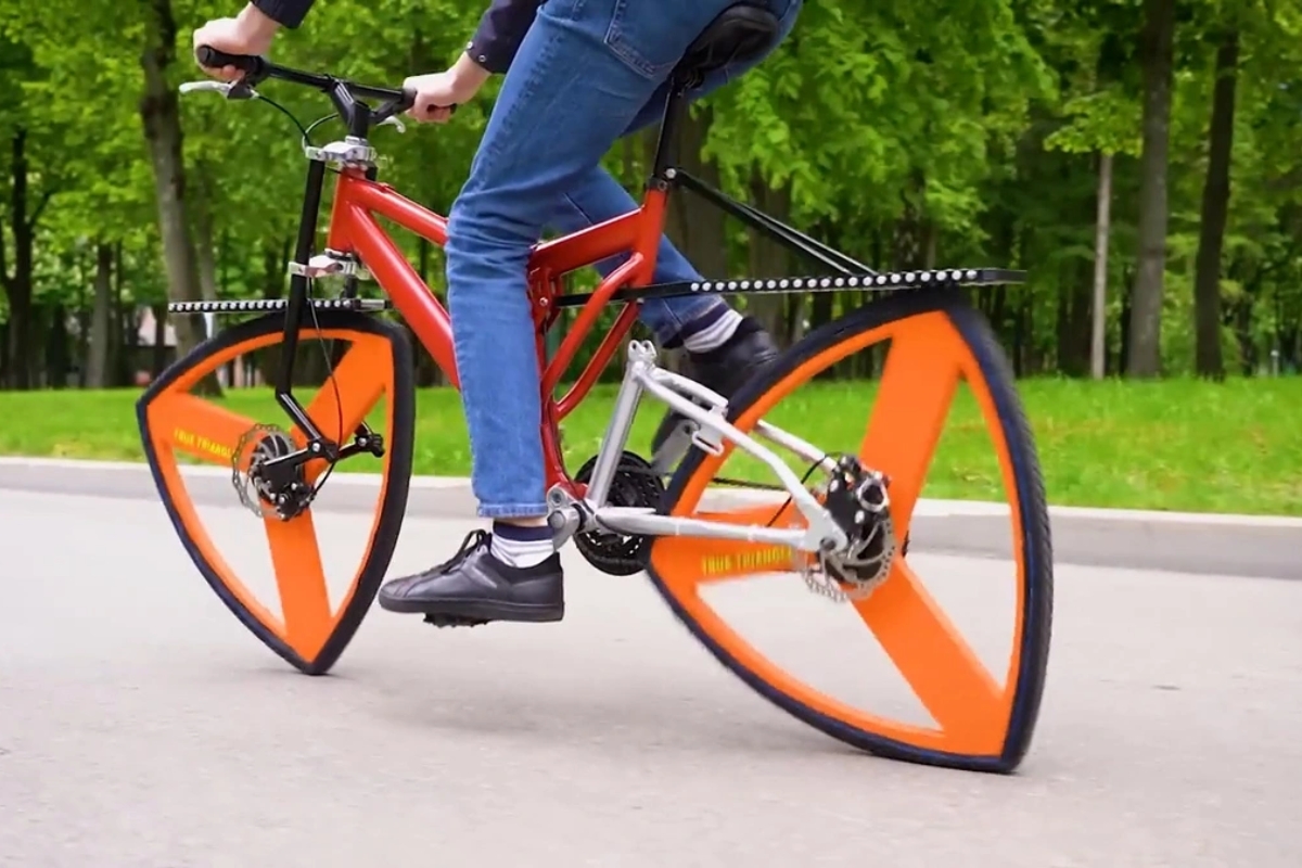 Bánh Xe Đạp Tam Giác – Và Cái Kết Bất Ngờ 3 Bánh xe hình tam giác nhưng chuyển động cực kỳ êm ái