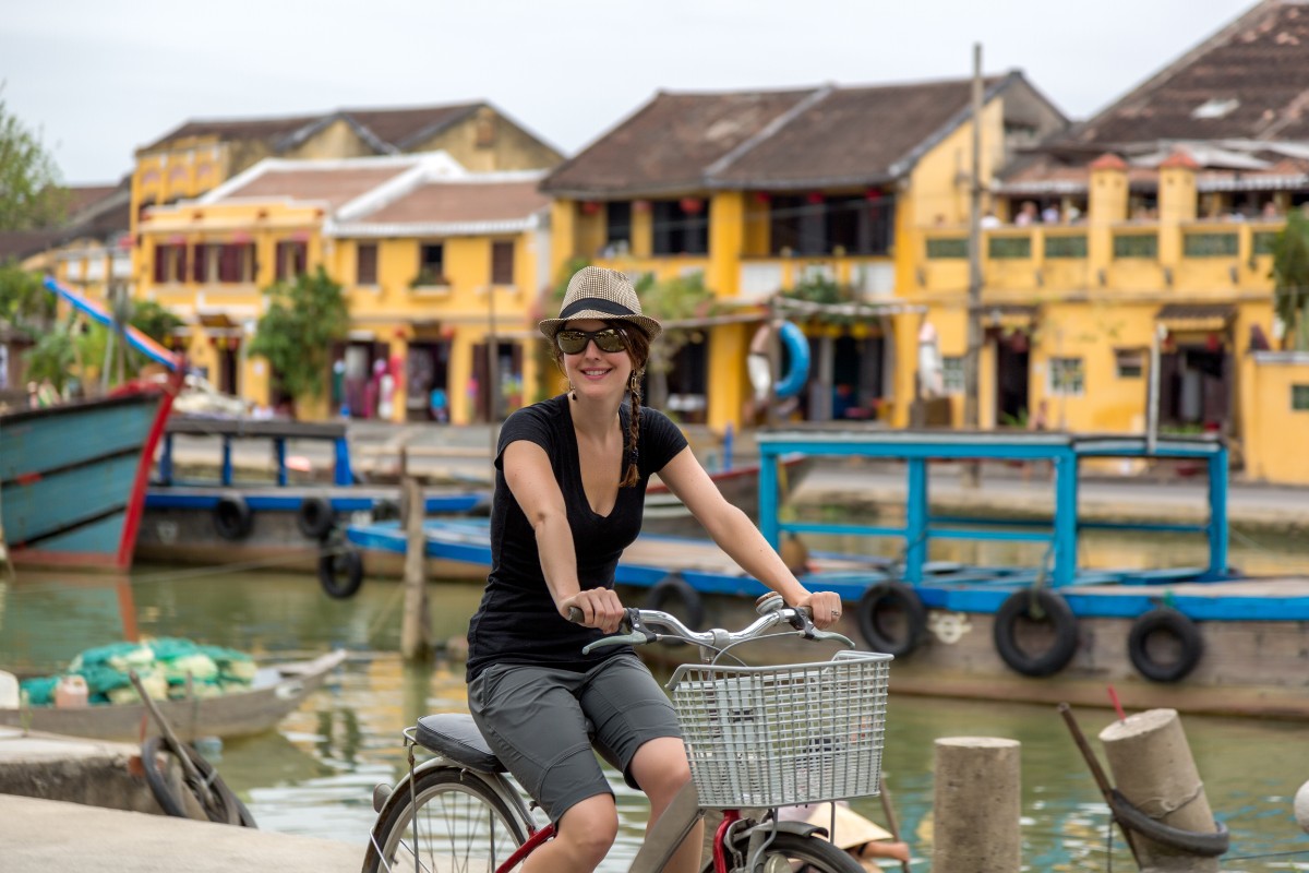 Hội An Lọt Top 5 Điểm Đến Cho Người Yêu Xe Đạp 3 Du Khách nước ngoài thích thú với khung cảnh tại Hội An