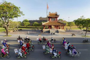 Trải Nghiệm Mặc Áo Dài Đạp Xe Khám Phá Xứ Huế