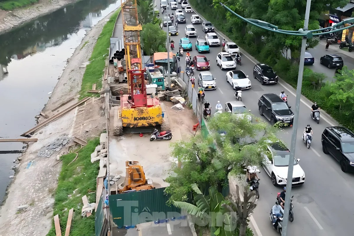Tại Sao Đường Dành Cho Xe Đạp Không Một Bóng Người? 4 Ven sông Tô Lịch có công trường, dẫn đến xe đạp công cộng và đi bộ của người dân trên tuyến đường bị ảnh hưởng