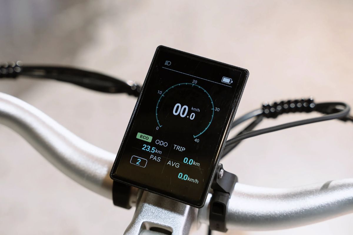 Bộ Đôi Xe Đạp Điện ADO EBIKE Giá Từ 31,99 Triệu 4 ADO EBIKE trang bị màng hình cảm ứng hiểu thị nhiều thông tin