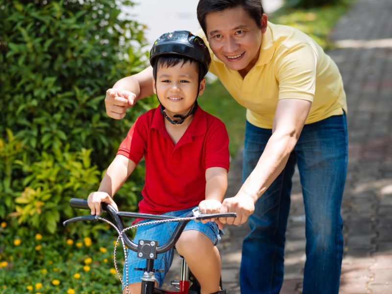 Những Điều Cần Biết Trước Khi Mua Xe Đạp Học Sinh Lớp 2 12 Hướng dẫn bé đội mũ bảo hộ và tuân thủ luật