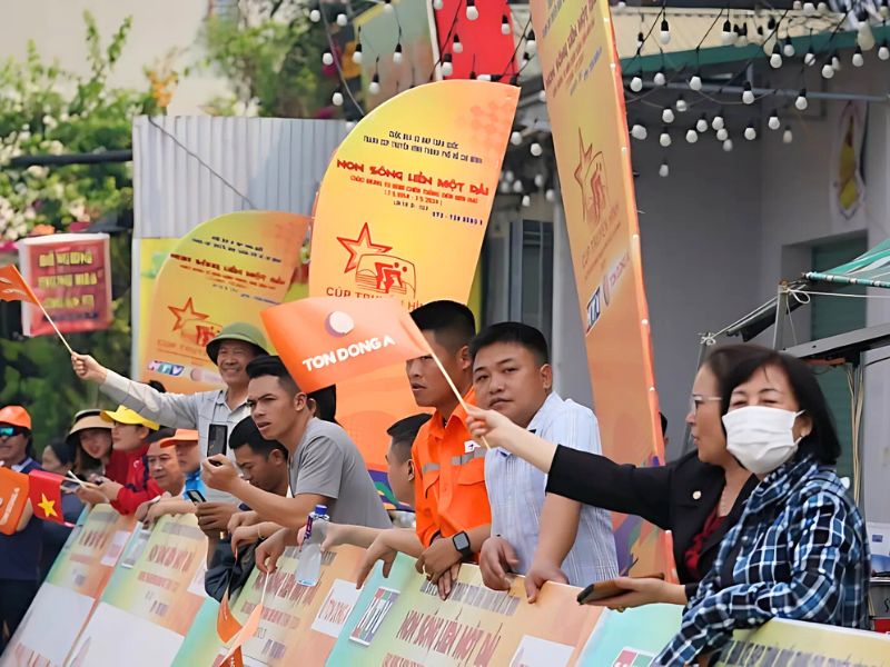 Xe Đạp Đua Cúp HTV Góp Mặt Trong 50 Sự Kiện Nổi Bật Của TP.HCM 4 Sự cổ vũ nhiệt tình của người dân