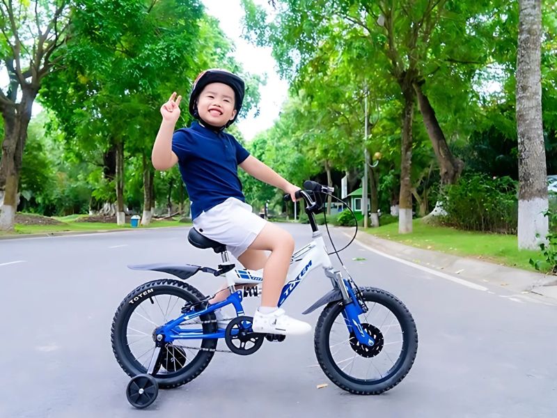 Bé Từ 7-10 Tuổi Đi Size Xe Đạp Bao Nhiêu? 2 Xe có kích thước phù hợp để bé có thể chống chân