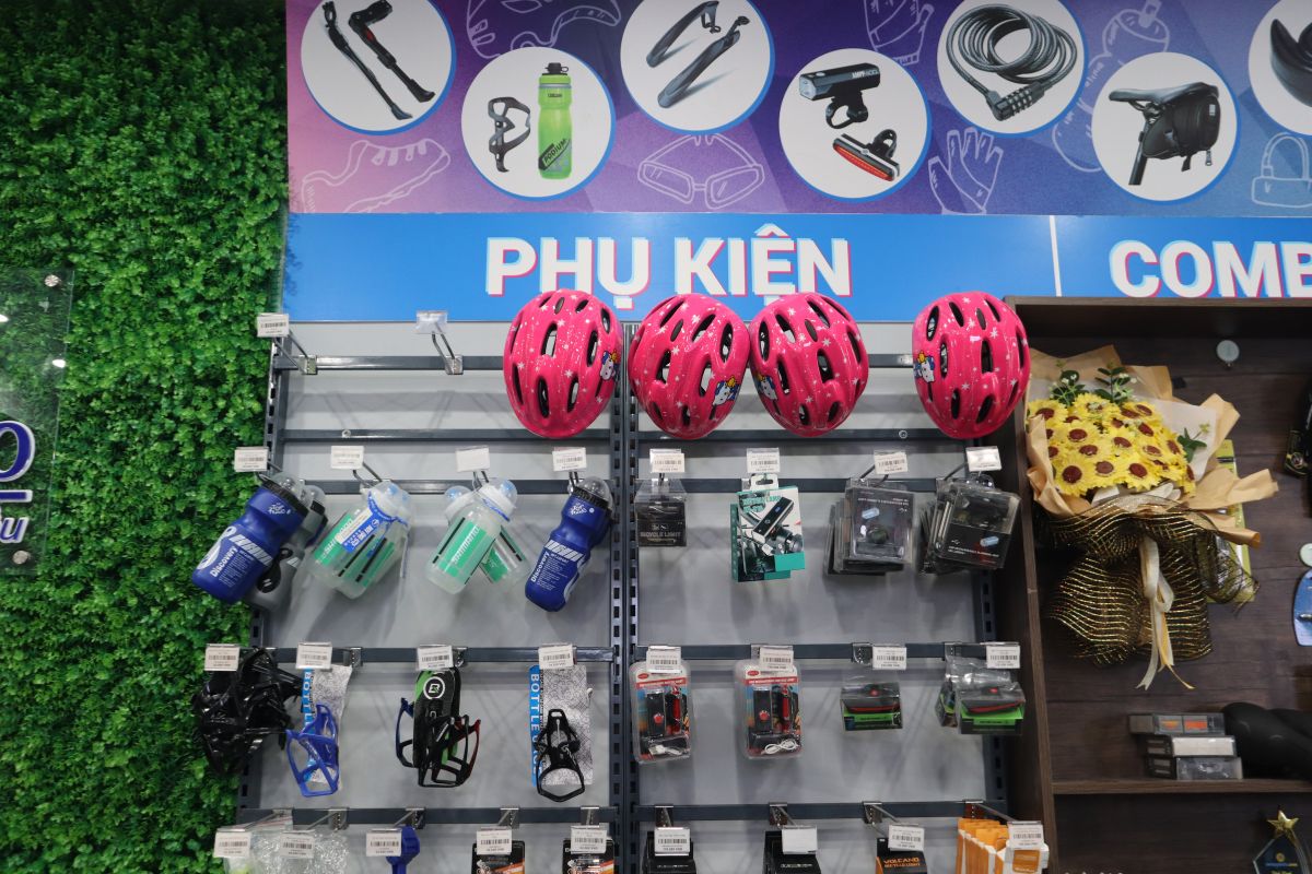 Bố mẹ nên trang bị các phụ kiện cho chiếc xe đạp của bé