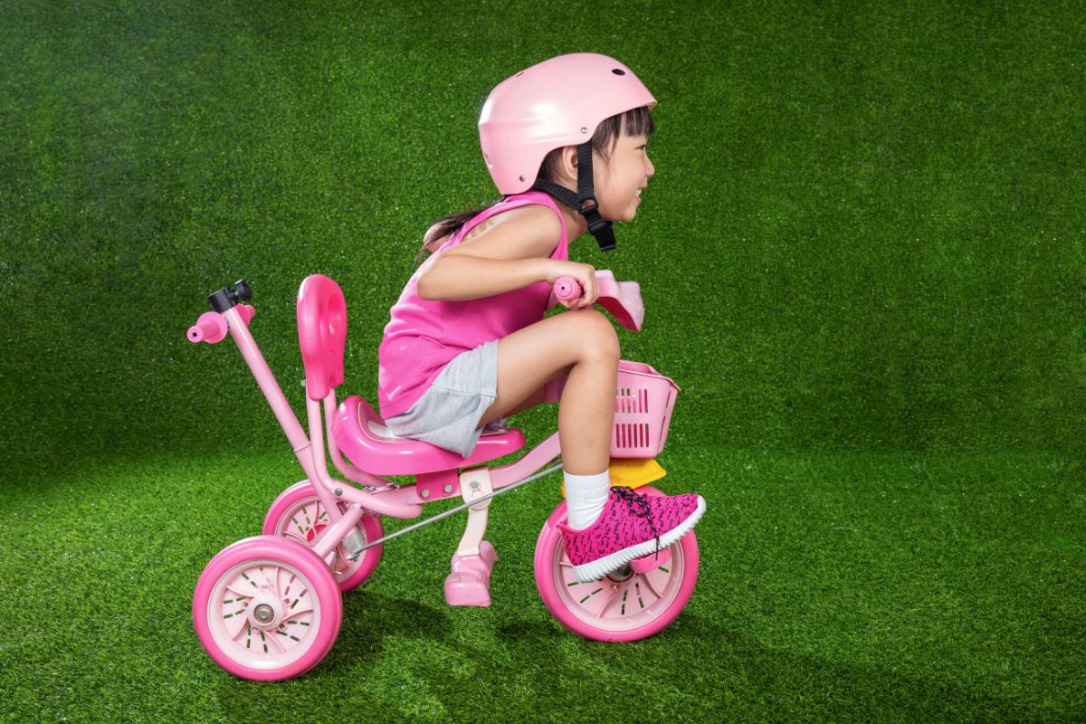 Xe đạp 3 bánh cho các bé gái 2 tuổi vừa tập đạp xe vừa vui chơi khỏe mạnh