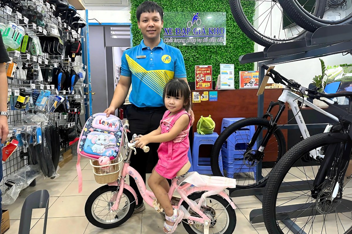 Xe đạp màu hồng bé gái dễ thương các bé rất yêu thích