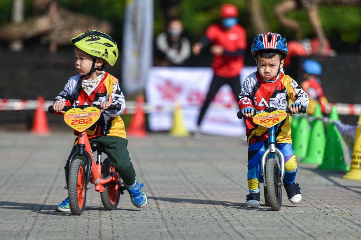 Xe đạp thăng bằng giúp các bé nhỏ tuổi làm quen cách điều khiển và giữ thăng bằng