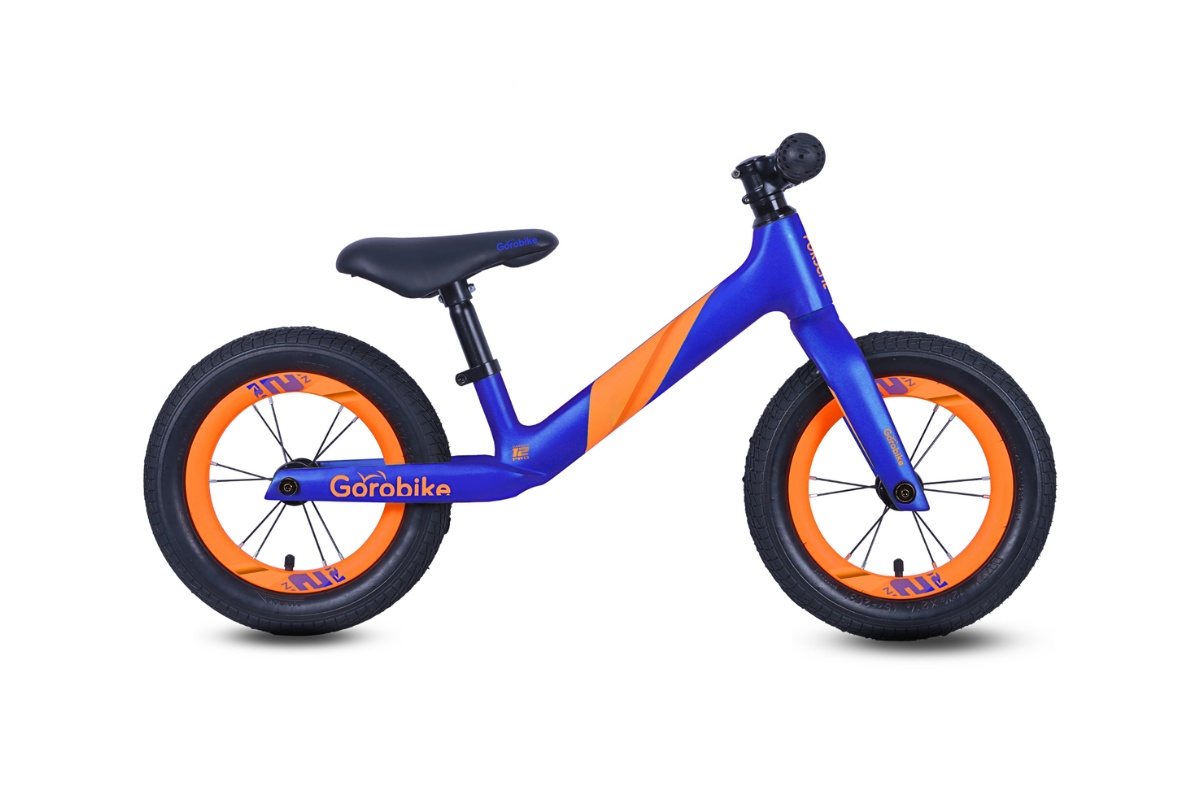 Xe thăng bằng là loại xe không có bàn đạp, điều khiển bằng cách đẩy chân