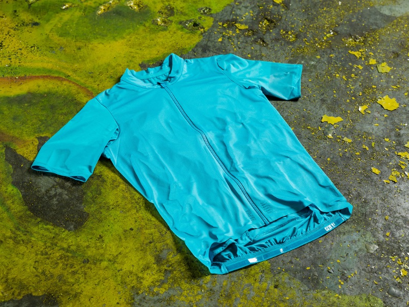 Quần Áo Xe Đạp Quyết Định 70% Trải Nghiệm Đạp Xe Của Bạn 6 Áo xe đạp có thiết kế cổ tay và gấu áo gọn gàng, tôn lên vẻ đẹp thẩm mỹ