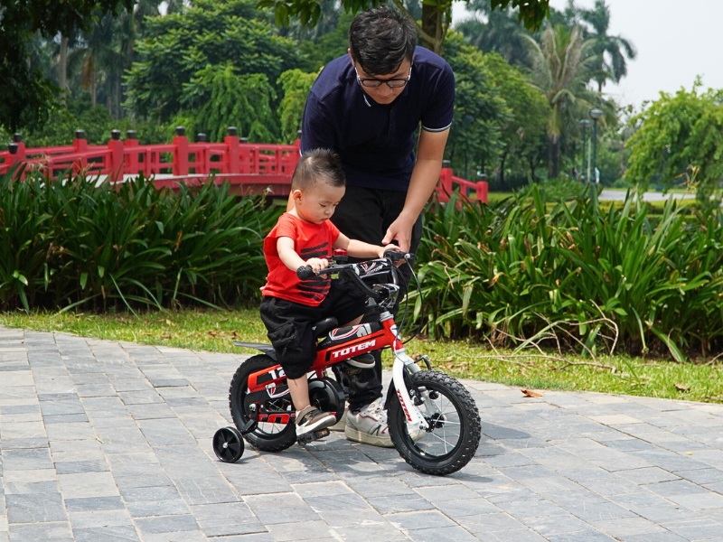 Xe Đạp Totem Của Nước Nào? Bảng Giá Và Những Lưu Ý Khi Mua Cho Bé 4 Ba đồng hành cùng con trong buổi tập đạp xe đầu tiên