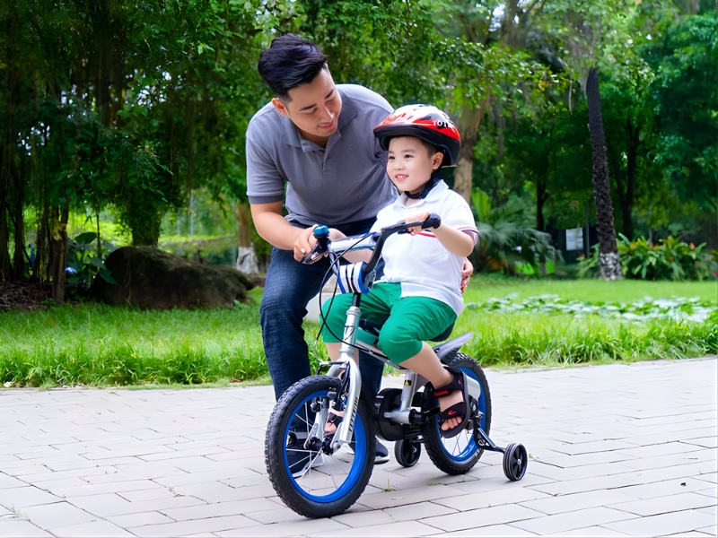 Top 8 Xe Đạp Cho Em Bé Tốt Nhất Năm 2025 7 Bé mới học đạp xe nên sử dụng xe có trang bị bánh phụ để dễ dàng làm quen