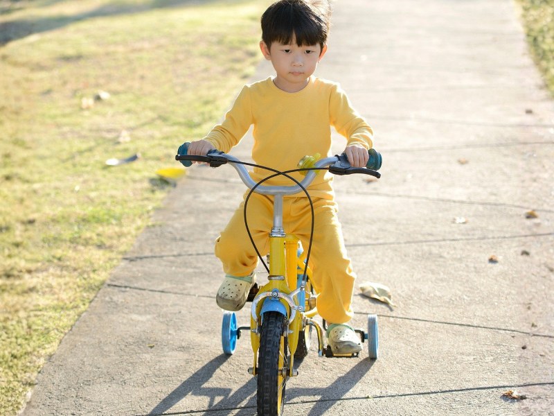 Cách Giữ Thăng Bằng Khi Đi Xe Đạp Ai Cũng Làm Được 7 Bé nắm chắc tay lái và mắt nhìn thẳng