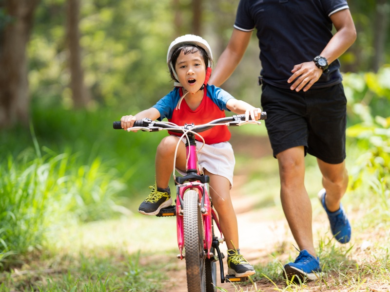 Cách Giữ Thăng Bằng Khi Đi Xe Đạp Ai Cũng Làm Được 8 Bố mẹ có thể ở phía sau để hỗ trợ bé giữ thăng bằng khi đi xe đạp