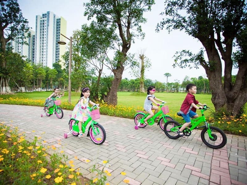 Top 5 Khu Vui Chơi Cho Trẻ Em Ngoài Trời Ở Sài Gòn 8 Các bé cùng nhau đạp xe trong công viên