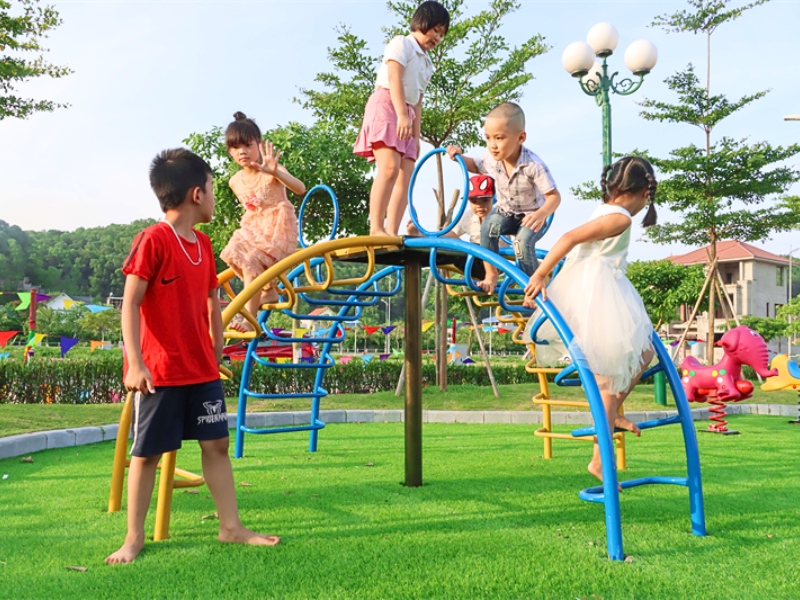 Top 5 Khu Vui Chơi Cho Trẻ Em Ngoài Trời Ở Sài Gòn 2 Các bé cùng nhau vui chơi ở ngoài trời