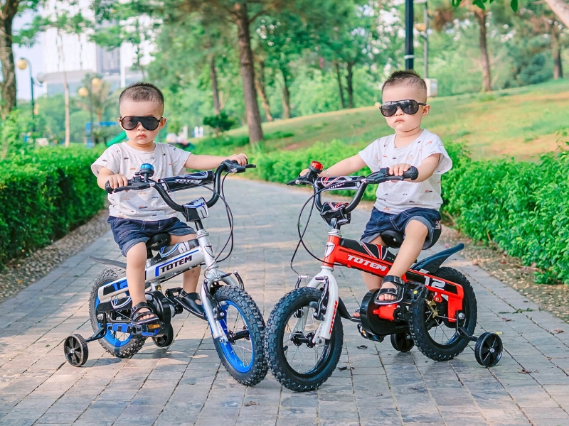 Xe Đạp Totem Của Nước Nào? Bảng Giá Và Những Lưu Ý Khi Mua Cho Bé 8 Cho bé đạp xe cùng bạn bè để tăng sự hứng thú