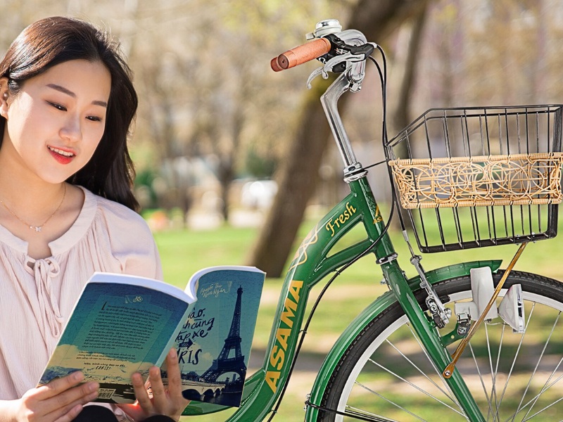 Xe Đạp Trẻ Em Asama Của Nước Nào? Có Tốt Không? 8 Cô gái thư giãn đọc sách bên cạnh chiếc xe đạp Asama