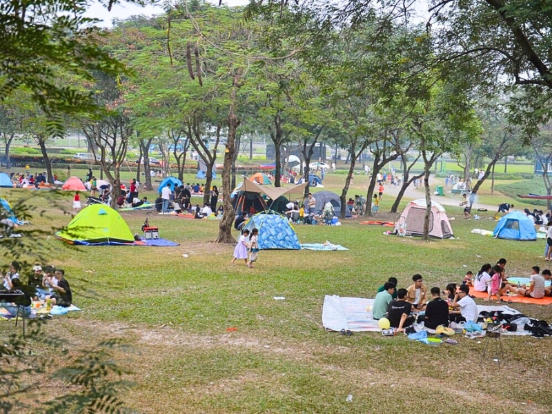 Top 5 Khu Vui Chơi Cho Trẻ Em Ngoài Trời Ở Sài Gòn 1 Công viên vào cuối tuần rất đông gia đình cùng nhau picnic