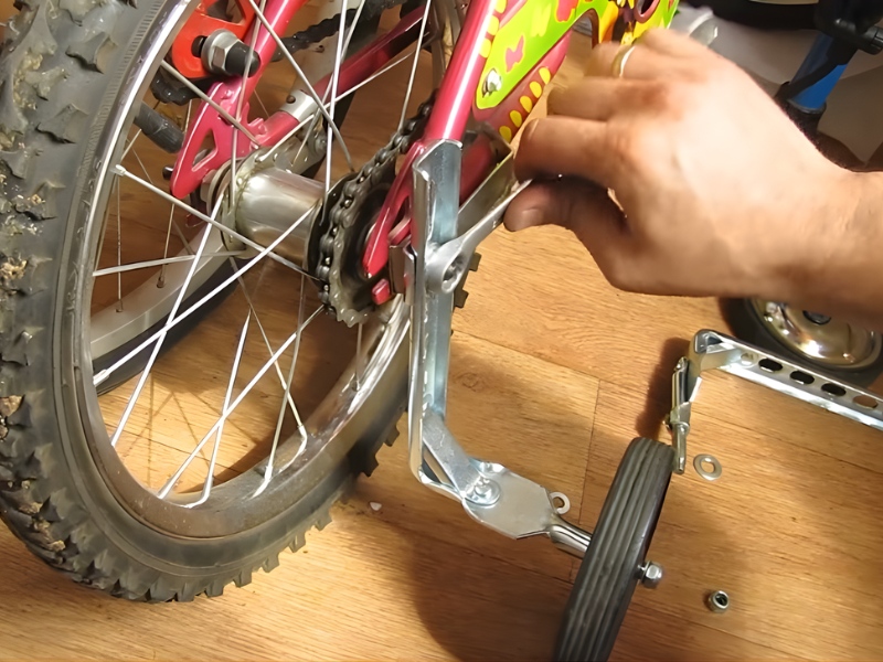 Cách Chọn Bánh Phụ Xe Đạp Trẻ Em, Lắp Và Mua Đúng Loại 5 Dùng cờ lê vặn chặt phần giá đỡ bánh phụ vào trục xe đạp
