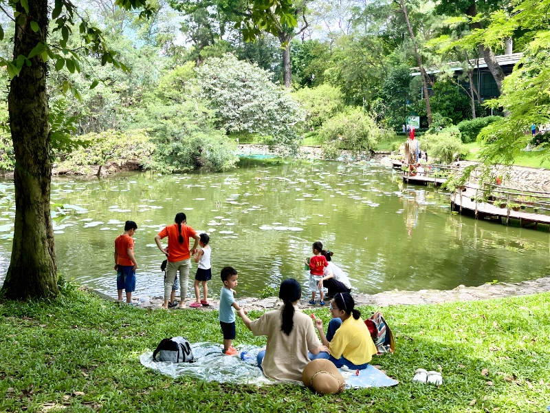 Top 5 Khu Vui Chơi Cho Trẻ Em Ngoài Trời Ở Sài Gòn 11 Gia đình cùng nhau ngồi nghỉ dưới bóng mát tại Thảo Cầm Viên
