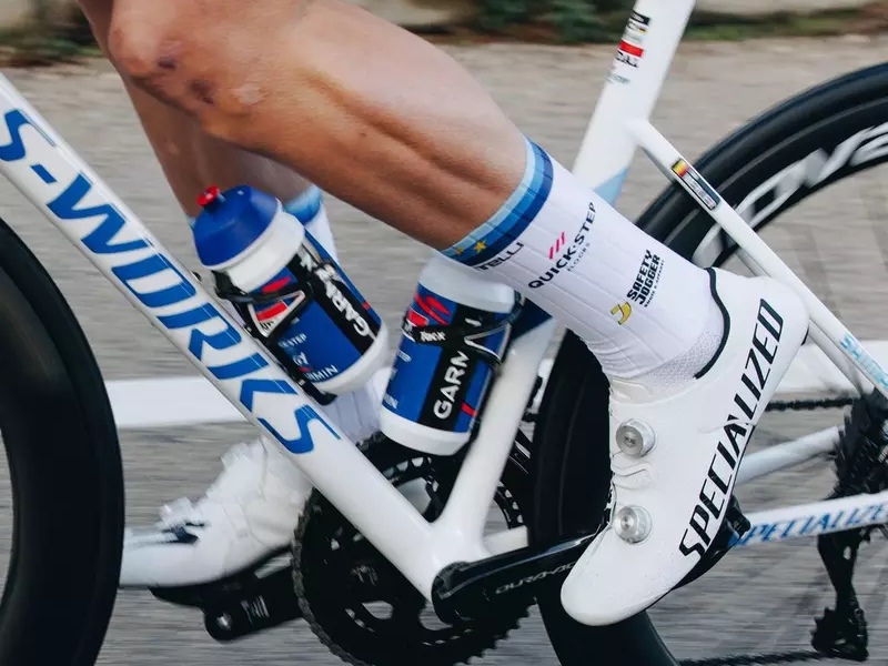 Cách Chọn Giày Xe Đạp Chuẩn Cho Người Mới 4 Giày Road thường sử dụng chất liệu cao cấp giúp các tay đua tăng tốc nhanh