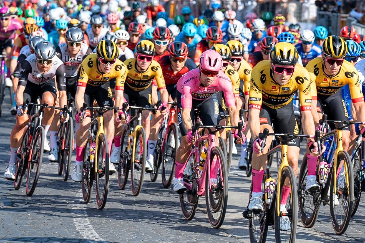 So Sánh Ba Giải Grand Tours 2025 2 Hình ảnh những tay đua chuyên nghiệp trong giải đấu Giro d’Italia