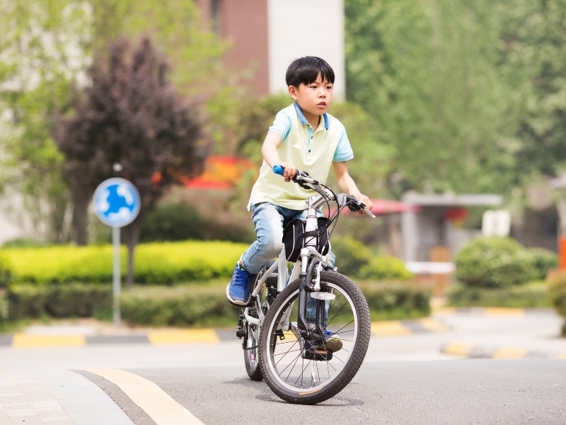 Cách Giữ Thăng Bằng Khi Đi Xe Đạp Ai Cũng Làm Được 2 Lựa chọn size bánh phù hợp giúp trẻ giữ thằng bằng khi đi xe đạp