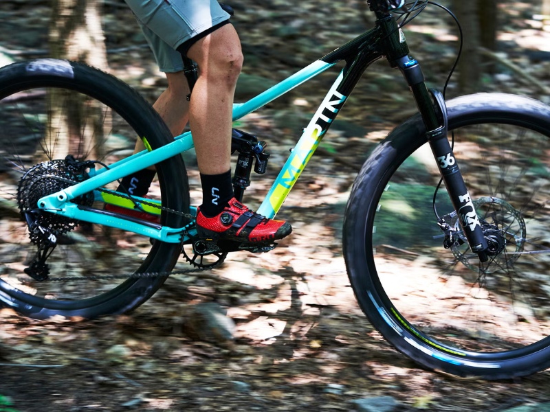 Cách Chọn Giày Xe Đạp Chuẩn Cho Người Mới 3 Một đôi giày tốt sẽ giúp bạn thấy thoải mái trong quá trình đạp xe