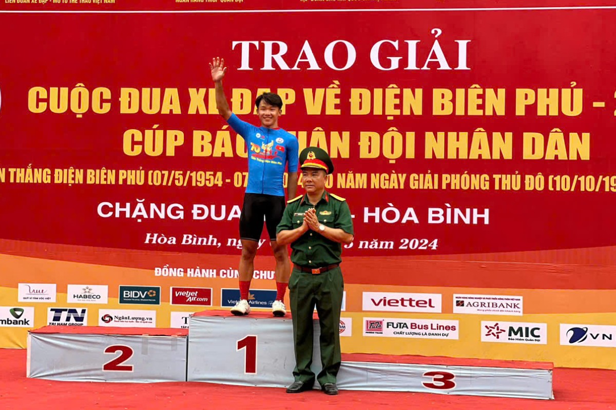 5 Gương Mặt Trẻ Đang “Làm Nóng” Đường Đua Xe Đạp Việt Nam 3 Phạm Lê Xuân Lộc được trao tặng 4 giải thưởng cá nhân ở cuộc đua Điện Biên Phủ (2024)