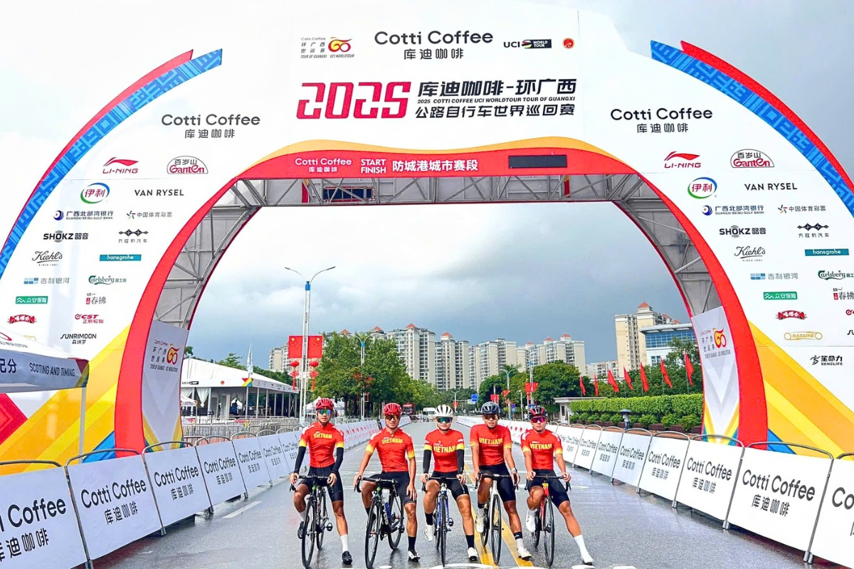 Cua-rơ Việt Nam Nào Sẽ Có Mặt Tại Giải Đua Xe Đạp Quảng Tây 2025 1 VĐV cùng nhau chụp ảnh trước khi cuộc đua diễn ra