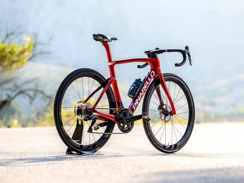 Xe Đạp Pinarello Chính Hãng Có Đắt Không? 1 Xe đạp Pinarello Dogma F màu đỏ mạnh mẽ, nổi bật