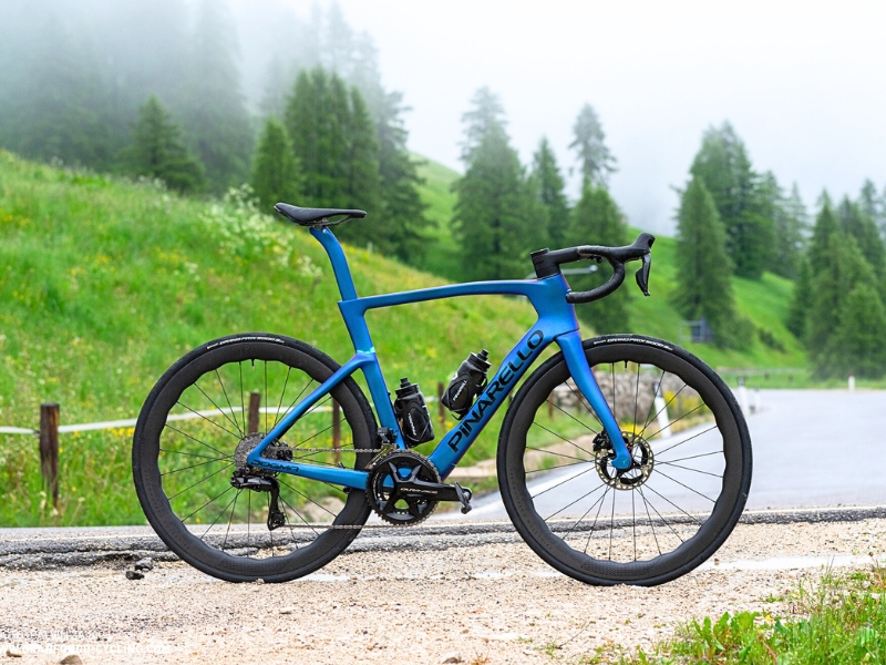 Xe Đạp Pinarello Chính Hãng Có Đắt Không? 3 Xe đạp Pinarello Dogma F màu xanh dương hiện đại, năng động