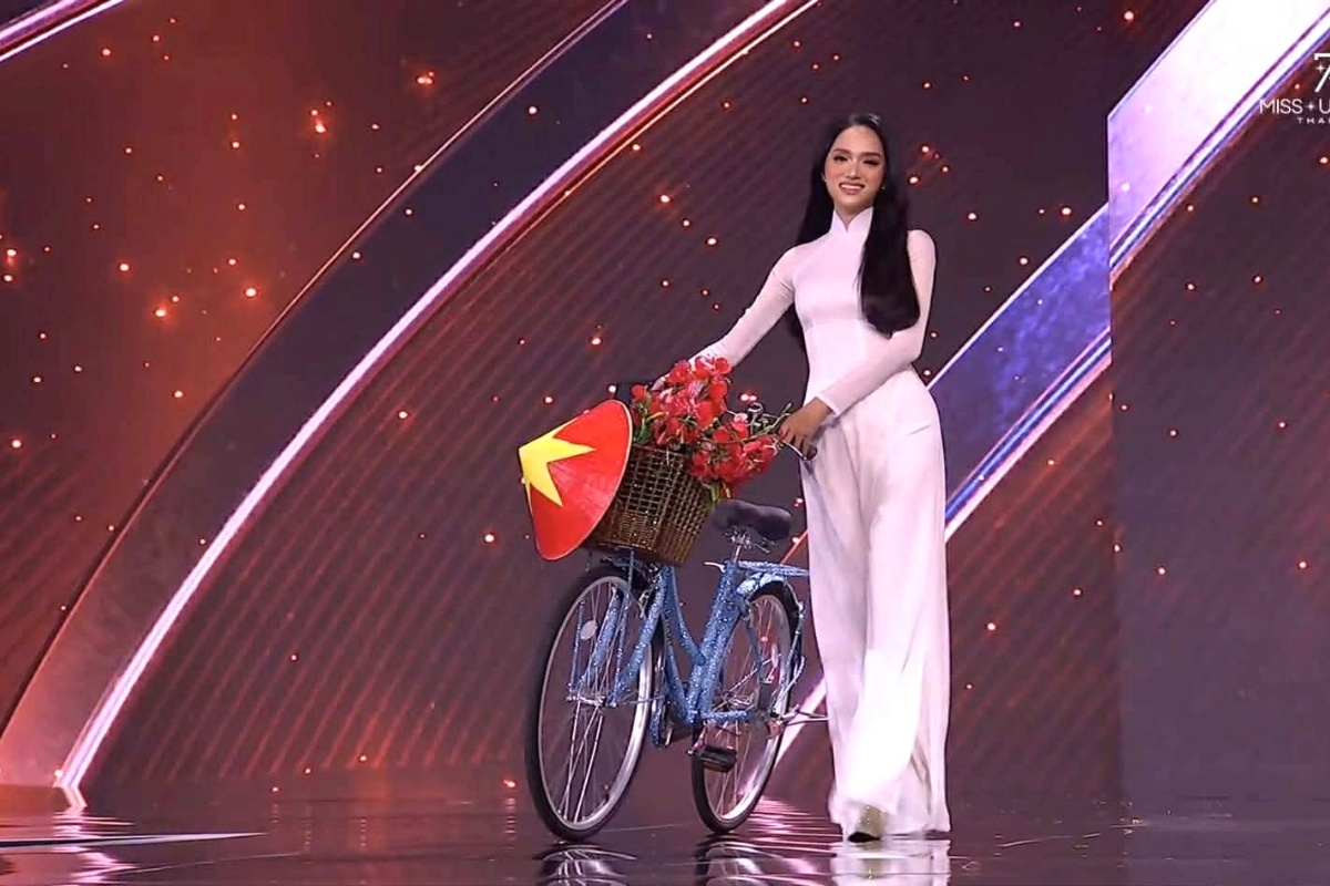 Hương Giang chọn xe đạp Thống Nhất trong phần thi trang phục Miss Universe 2025