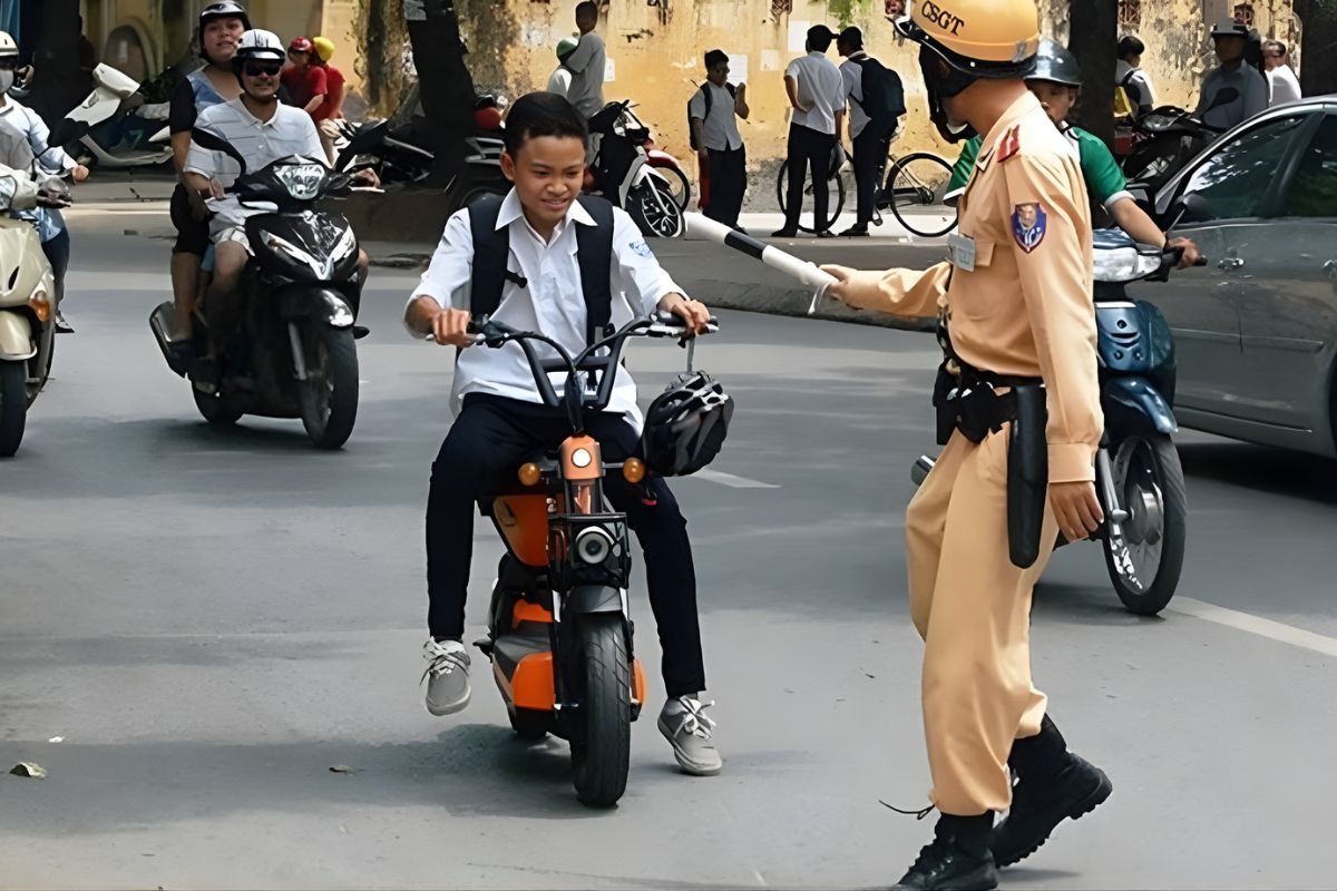 Rất Nhiều Phụ Huynh Đang Cho Con Đi Xe Điện Sai Luật 5 Pháp luật đã quy định rõ về các hình phạt đối với xe điện