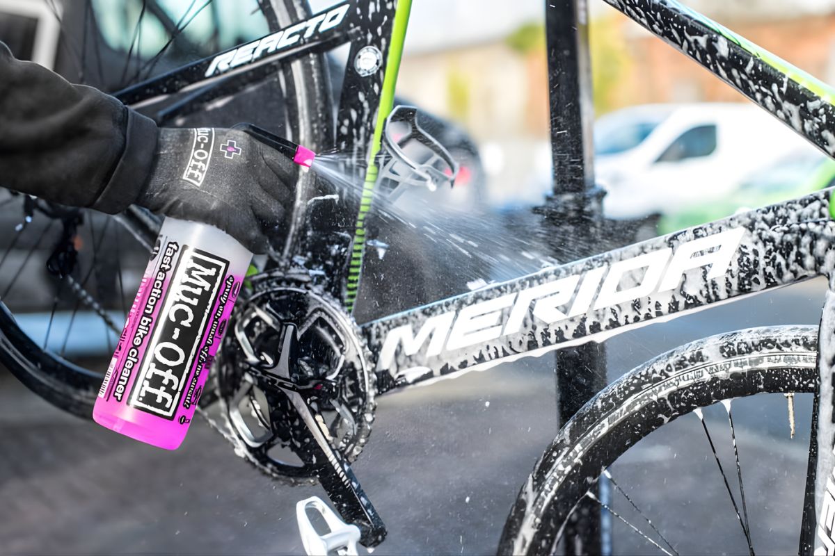 Vệ sinh đúng cách giúp kéo dài tuổi thọ của xe đạp carbon