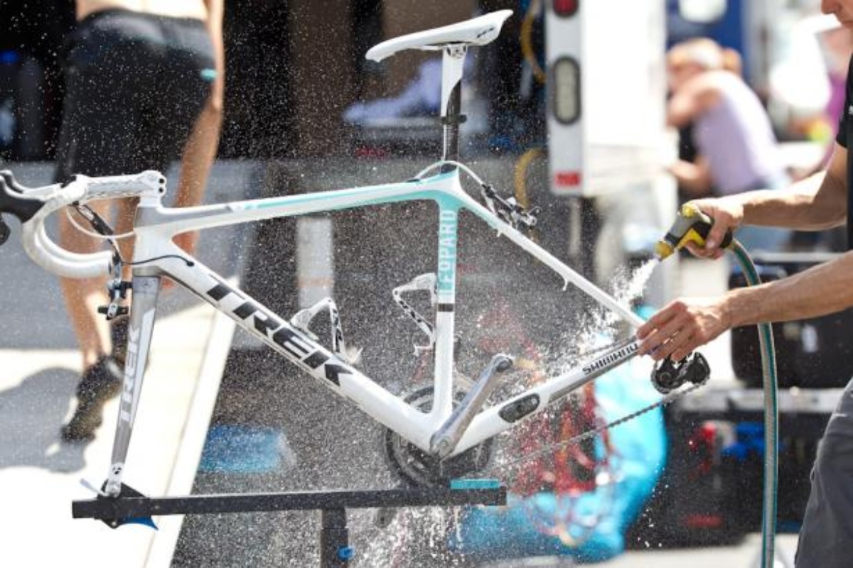 Top 4 Xe Đạp Màu Trắng Đẹp Tinh Tế, Chuẩn Phong Cách 5 Vệ sinh xe thường xuyên để duy trì độ mới của xe