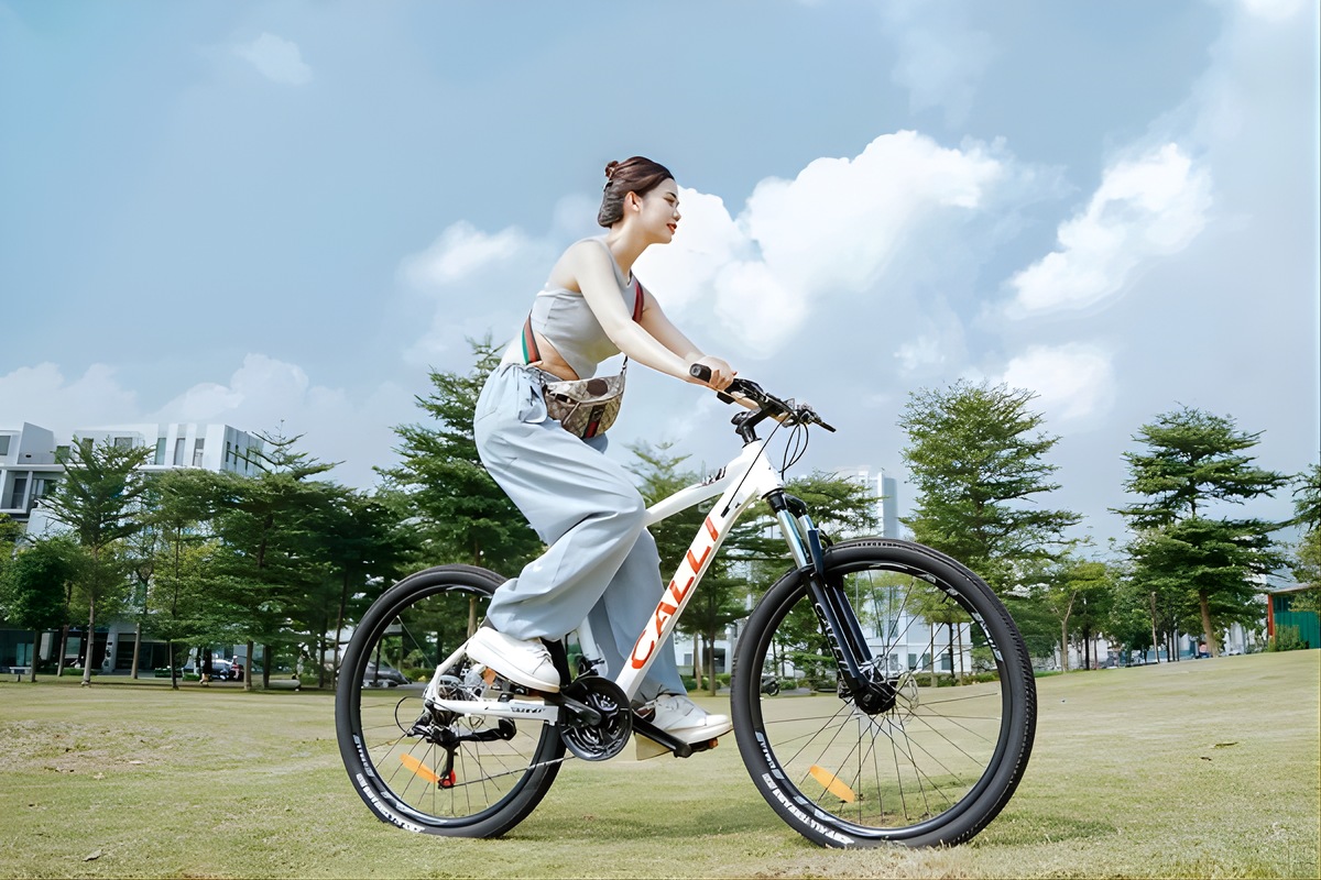 Top 4 Xe Đạp Màu Trắng Đẹp Tinh Tế, Chuẩn Phong Cách 1 Xe đạp màu trắng thanh lịch nhưng không kém năng động