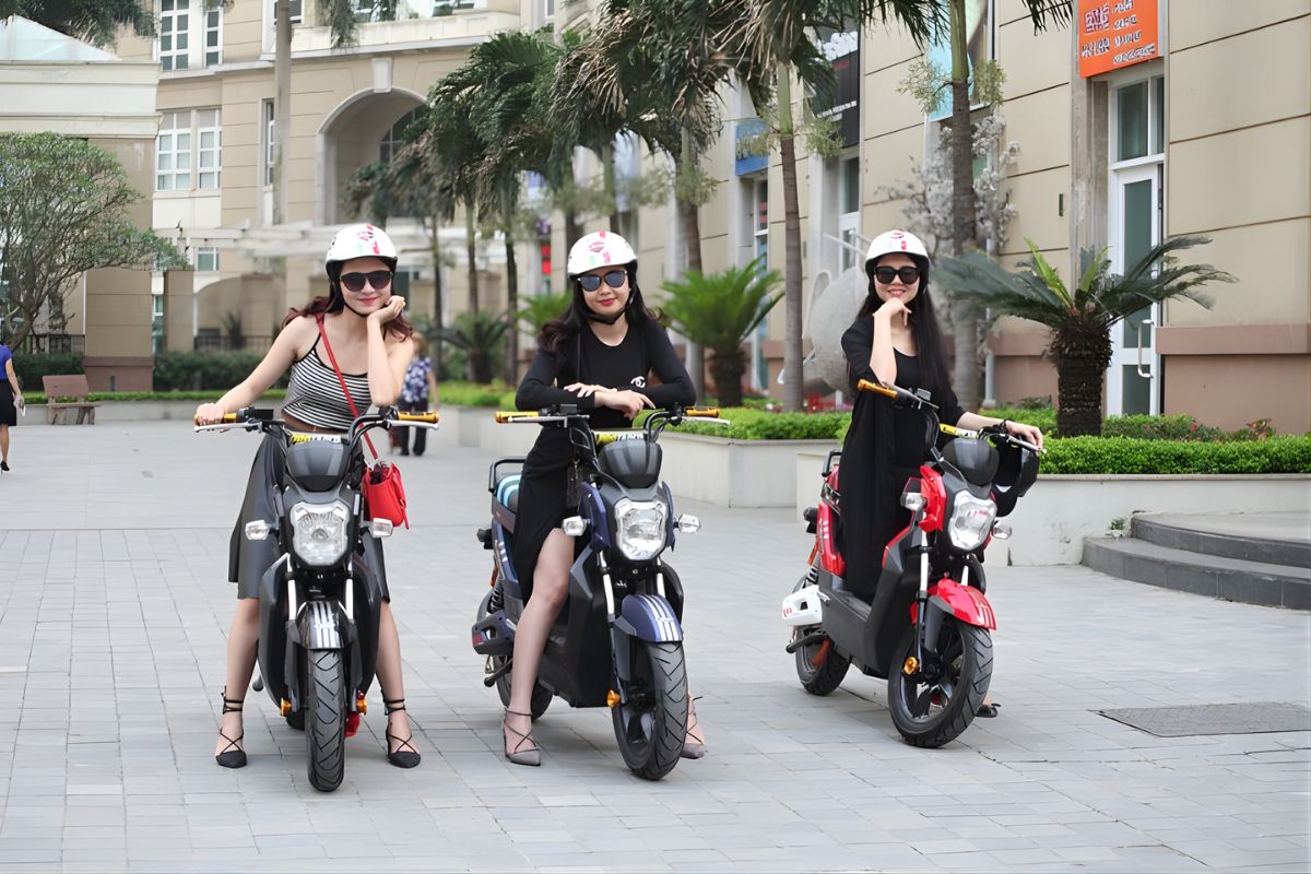 Rất Nhiều Phụ Huynh Đang Cho Con Đi Xe Điện Sai Luật 3 Xe máy điện chỉ dành cho người từ đủ 16 tuổi trở lên