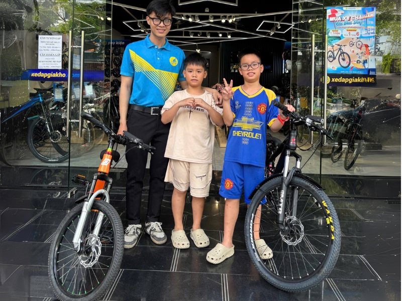 Khách hàng mua xe tại Xe Đạp Giá Kho