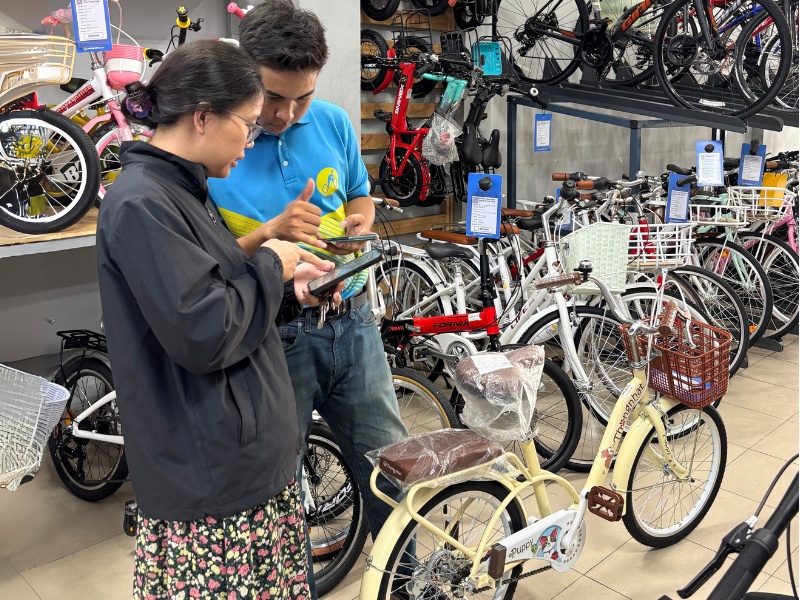 Khách hàng mua xe tại Xe Đạp Giá Kho