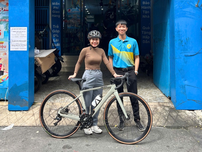 Khách hàng mua xe tại Xe Đạp Giá Kho