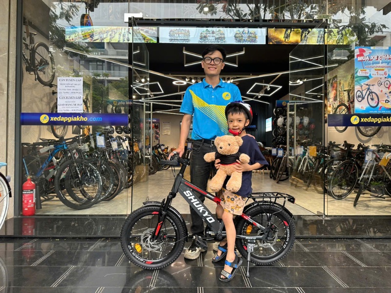 Khách hàng mua xe tại Xe Đạp Giá Kho