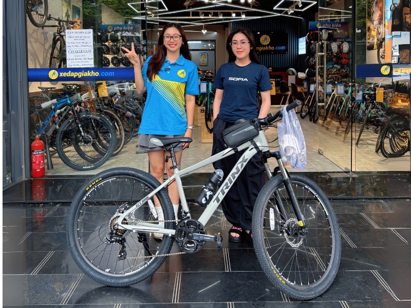 Khách hàng mua xe tại Xe Đạp Giá Kho