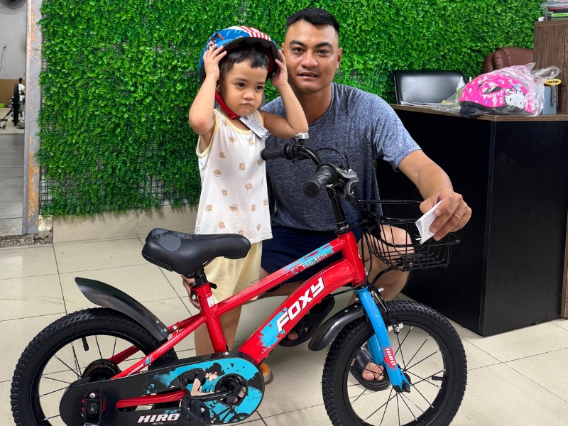 Khách hàng mua xe tại Xe Đạp Giá Kho