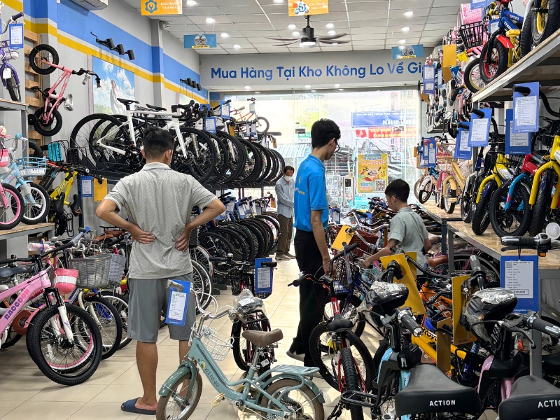 Khách hàng mua xe tại Xe Đạp Giá Kho